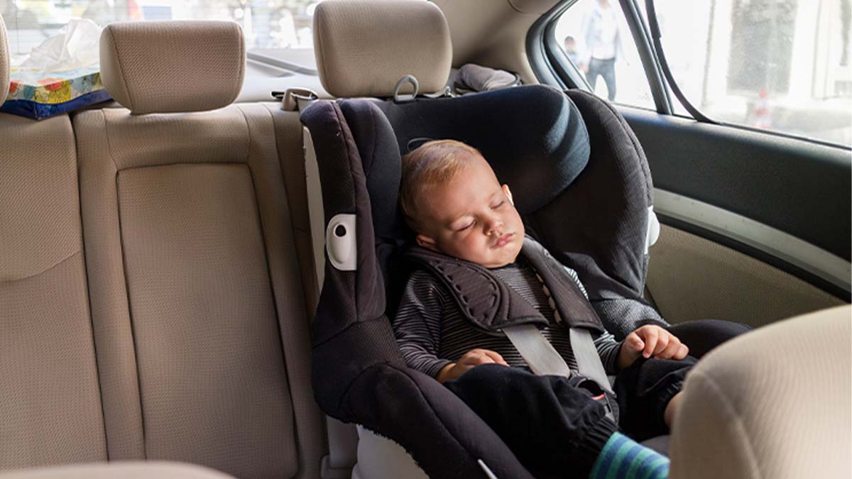 Bebé sentado na cadeira de um carro a dormir